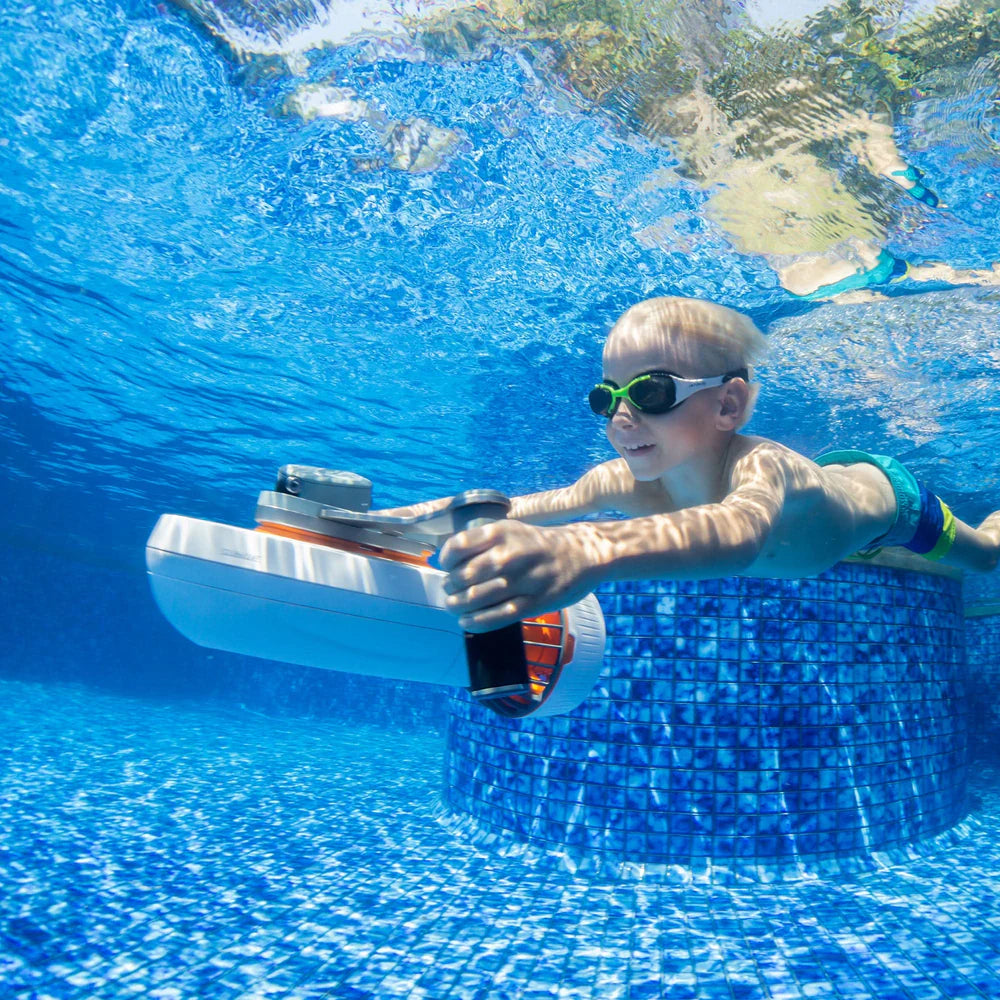 Dreng dykker med Sublue TINI undervandsscooter