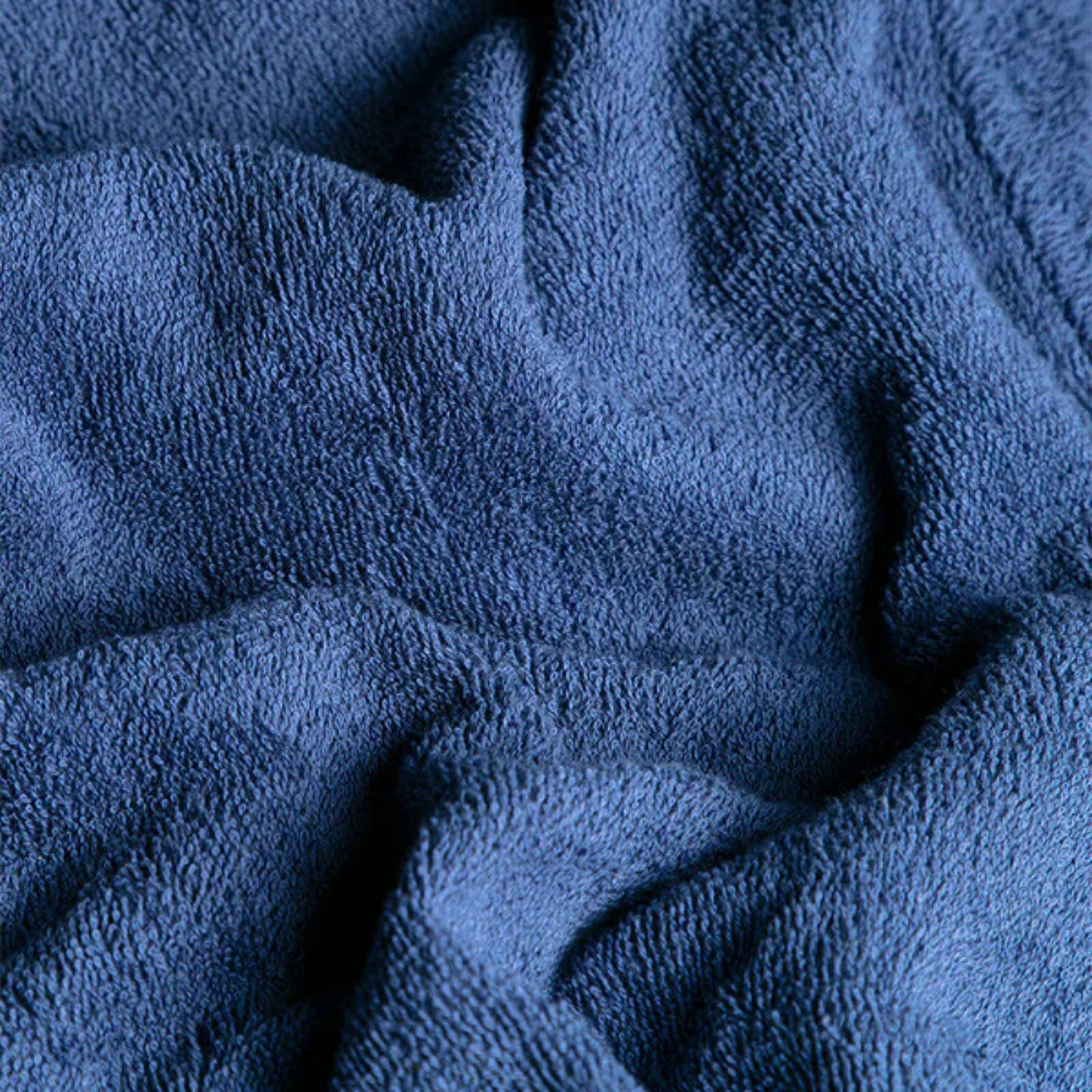 SURFMORE badeponcho i blå set tæt på