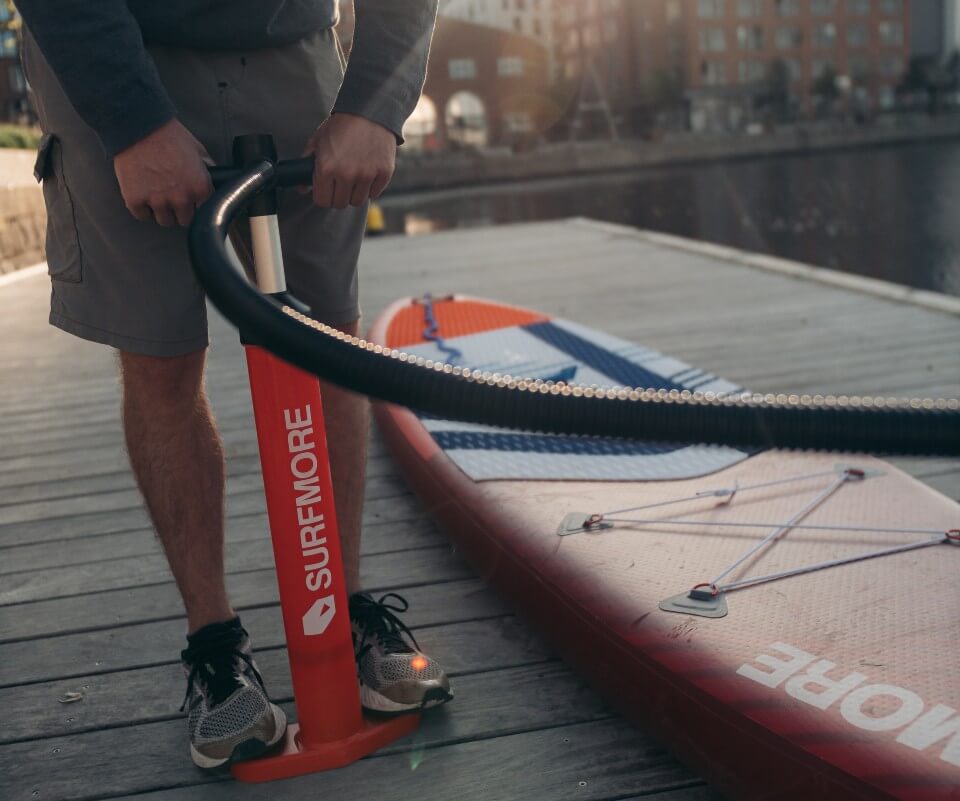Sådan pustes paddleboard op og foldes korrekt sammen igen