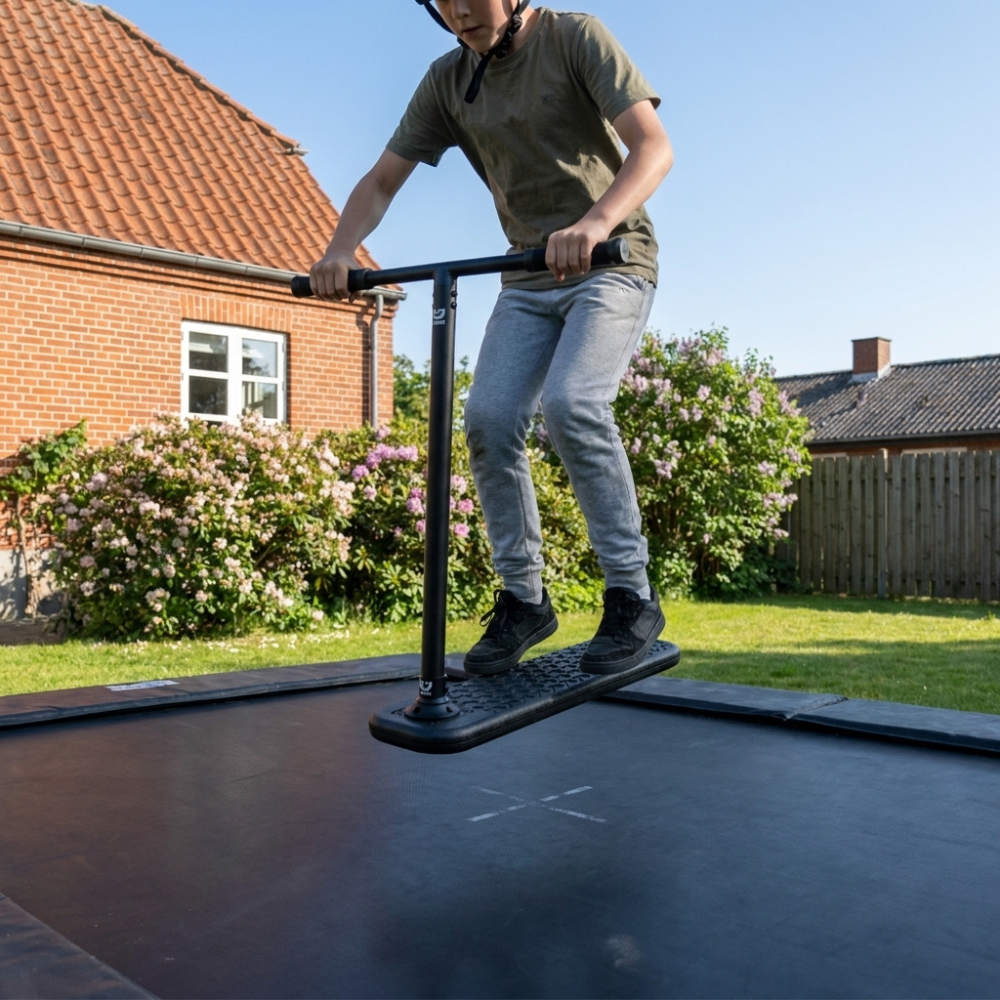 Dreng hopper på trampolin løbehjul fra Cruze