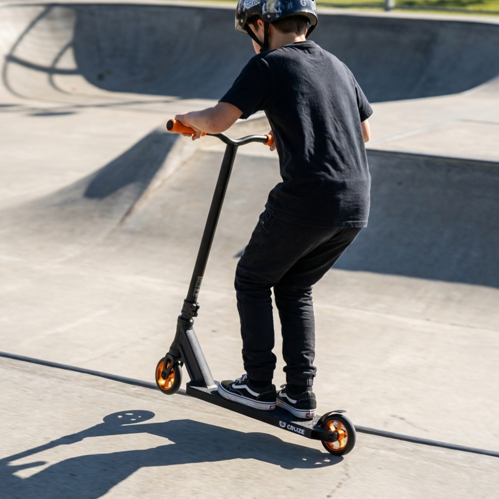 Dreng står på Cruze Core Trick Løbehjul i skatepark