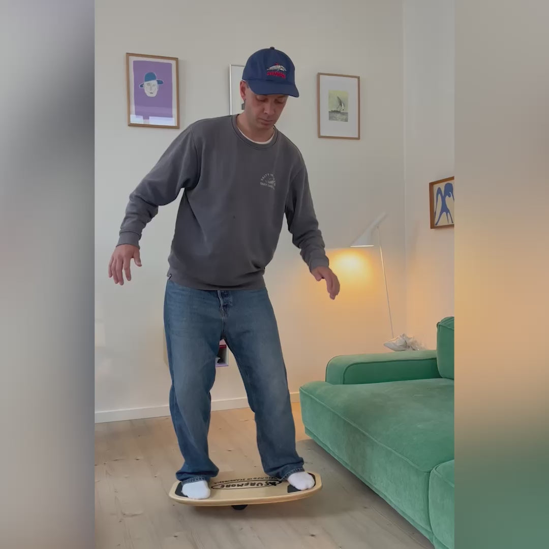 Video med jeppe der står på SURFMORE Flow Balanceboard