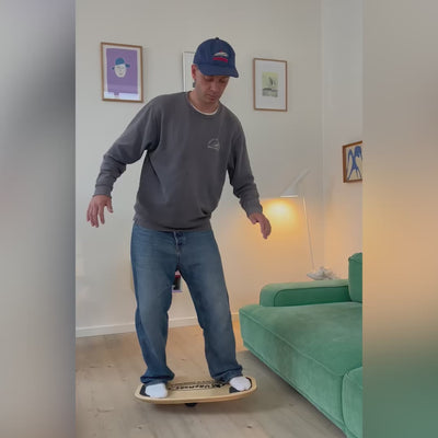 Video med jeppe der står på SURFMORE Flow Balanceboard