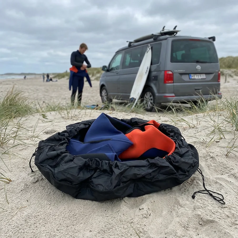 Surfmore skiftemåtte og surfer i baggrunden